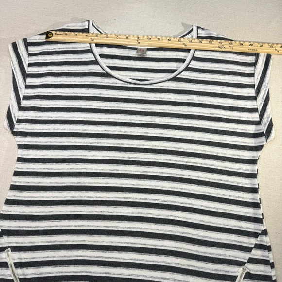 Charcoal Gray and White Striped Short Sleeve Top - Size 14/16 - Picture 5 of 9